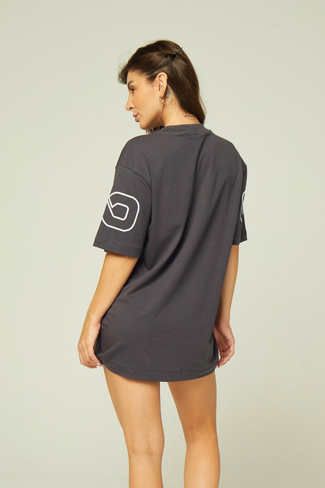 camiseta over cinza 1